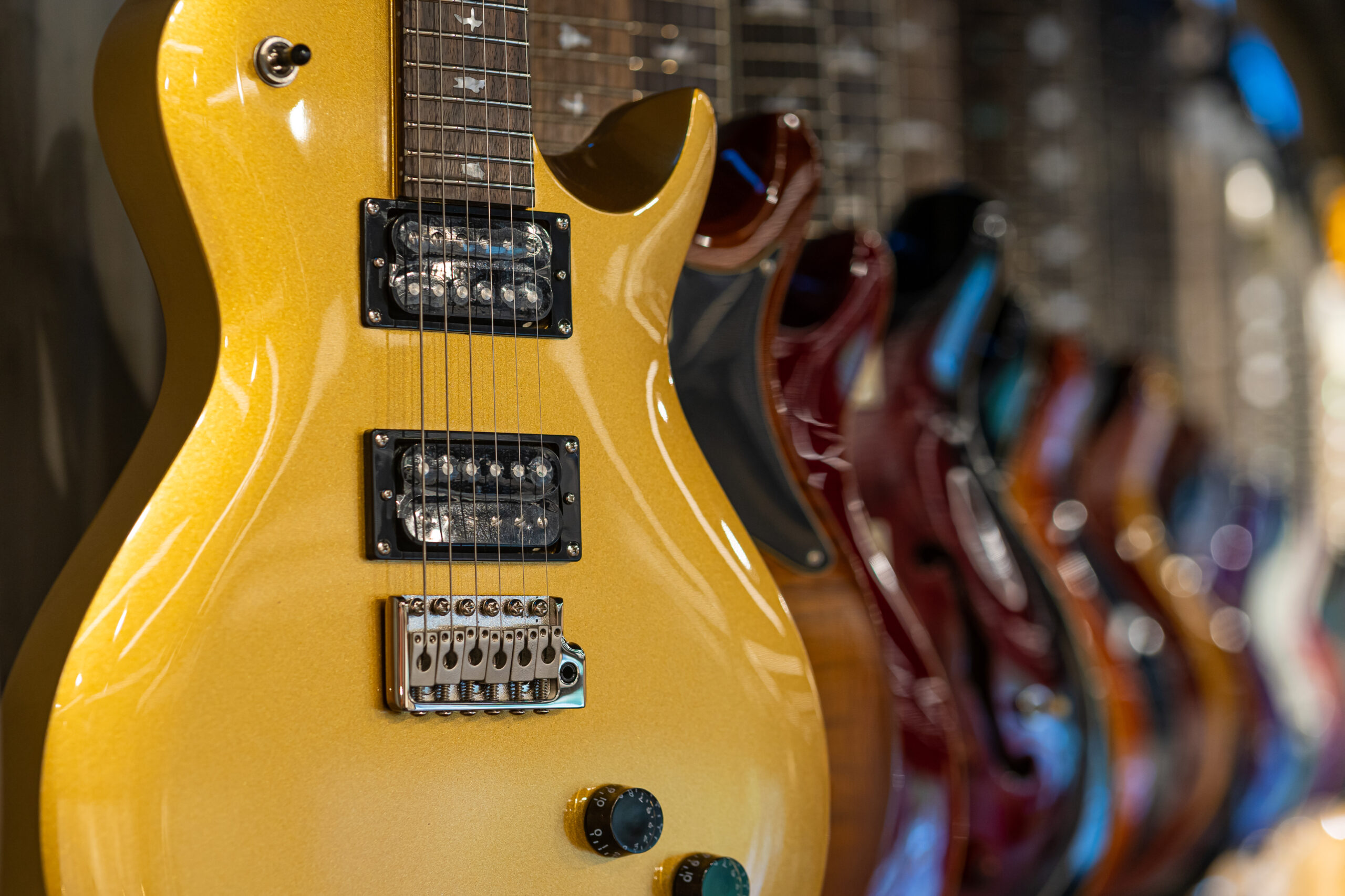Row of electric guitars different color in a music instruments shop Negozio di musica